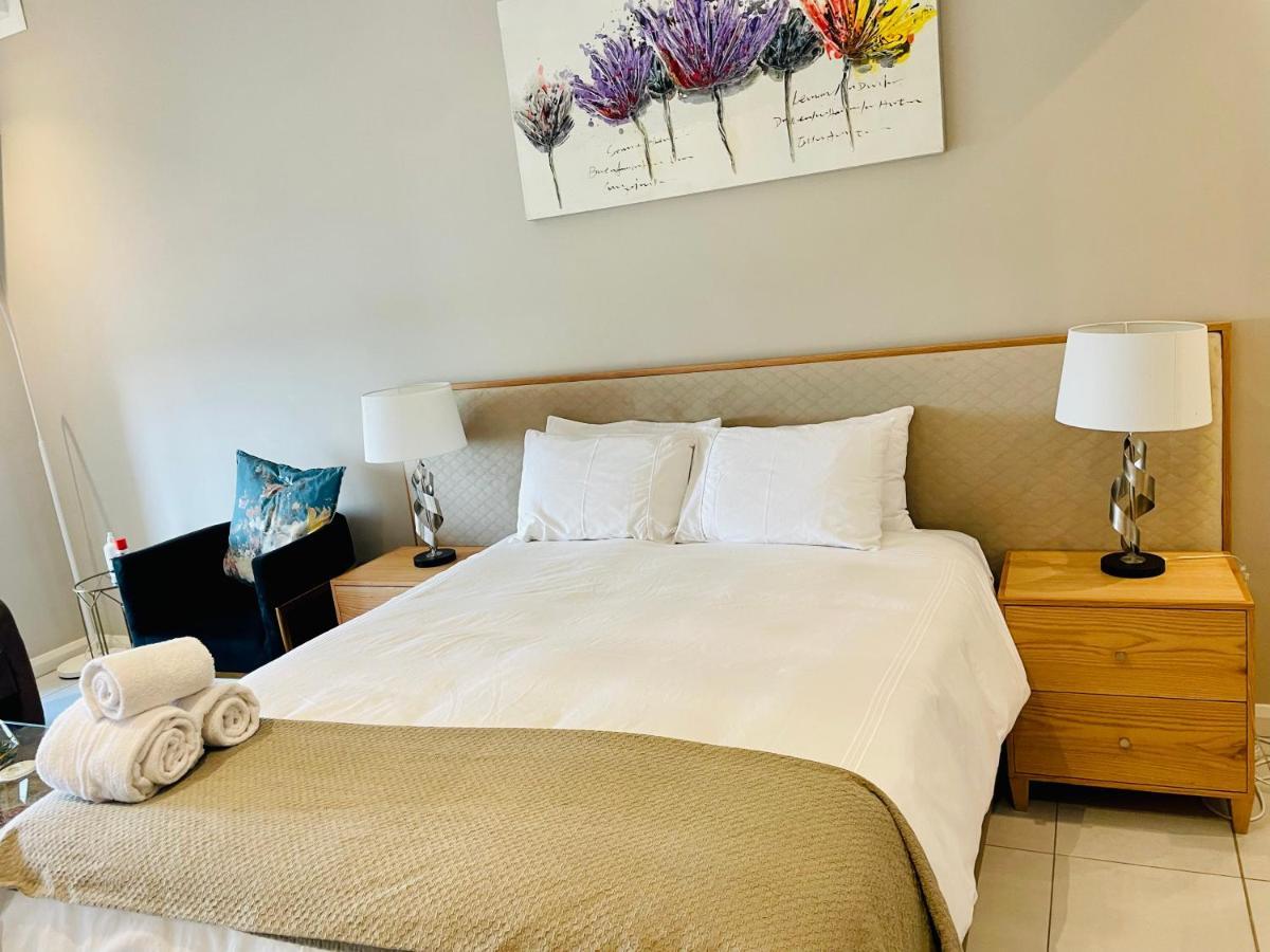 Menlyn Maine Trilogy Hotel Претория Экстерьер фото